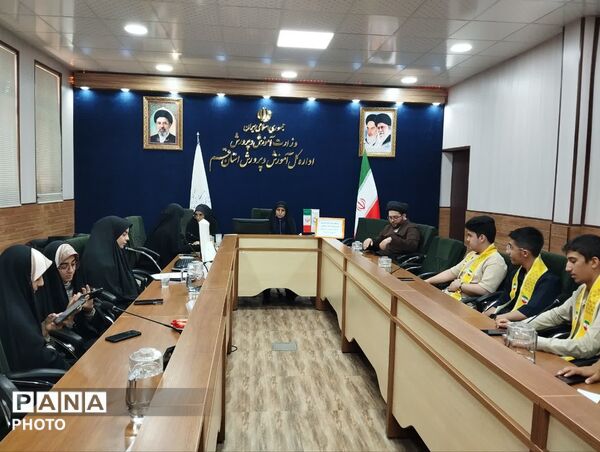 نشست صمیمی اعضای شورا و مجمع دنش آموزی قم با مدیرکل آموزش و پرورش استان
