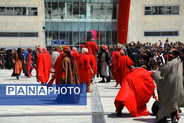 تعزیه ظهر عاشورا در جوار حرم امام رضا(ع) در مشهد