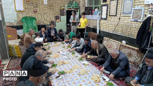 برپایی سفره‌های افطار ساده در شهر سفیددشت 