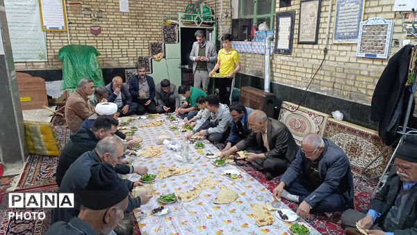 برپایی سفره‌های افطار ساده در شهر سفیددشت 