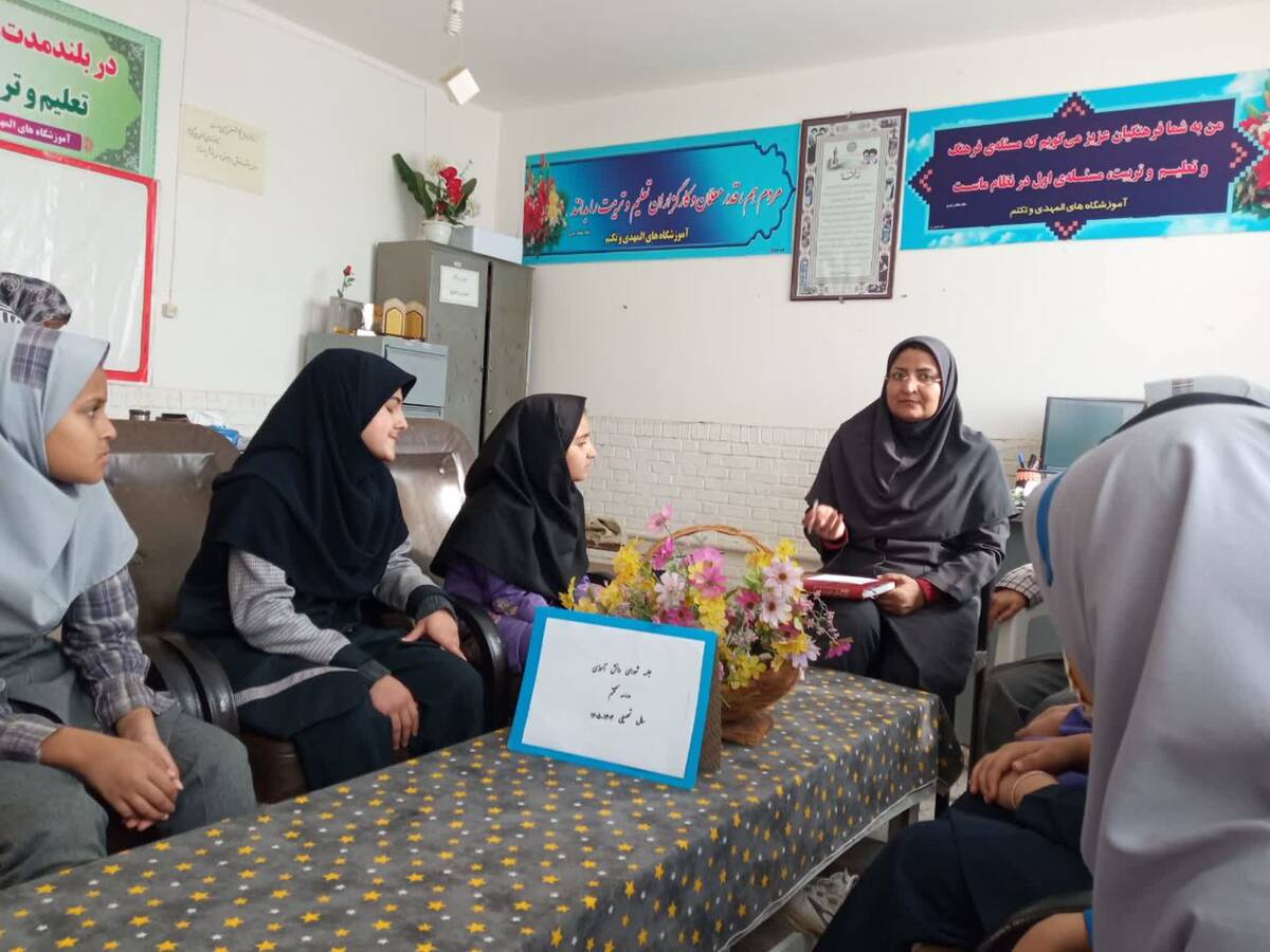 دومین جلسه شورای دانش آموزی در مدرسه تکتم خلیل آباد 