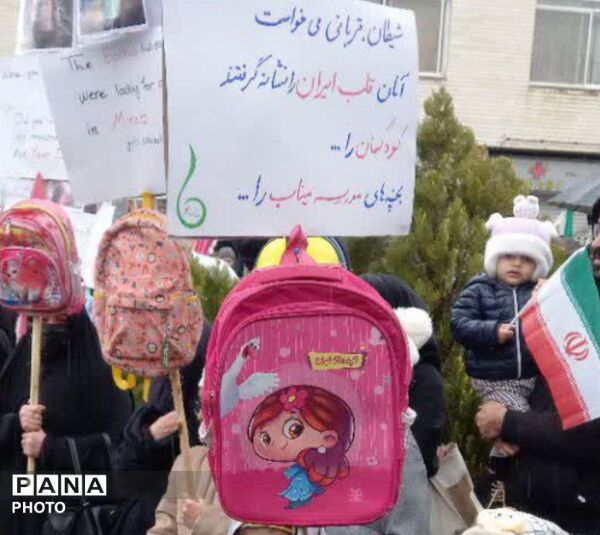 حضور دانش‌آموزان با کوله‌پشتی به یاد همکلاسی‌های مینابی در روز جهانی قدس همدان