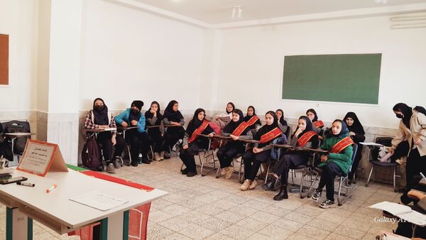 نشست بصیرتی به‌مناسبت دهه فجر در دبیرستان مهین کریمی فارسان