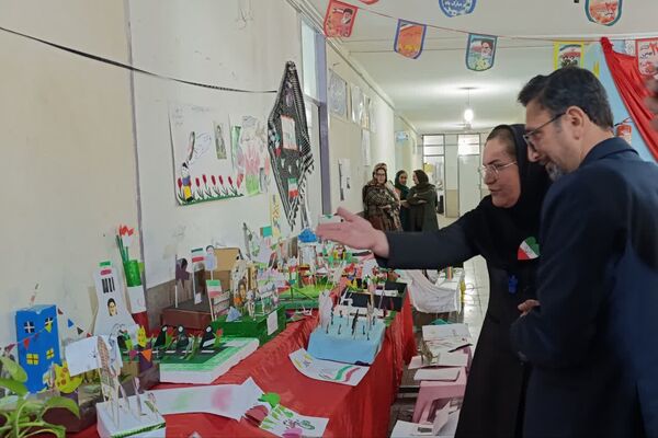 مراسم دهه فجر و برگزاری نمایشگاه دست‌سازهای دانش‌آموزی در دبستان شیخ کلینی