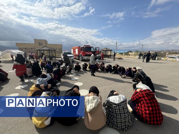 مراسم گرامیداشت هفته پدافند غیرعامل در دبیرستان عشایری شبانه‌روزی نسیبه