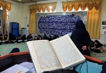 محفل انس با قرآن در مدرسه نمونه دولتی حضرت زینب(س)