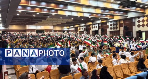 فریادهای همدلی و امید در بوشهر؛ دانش‌آموزان در تالار لیان یاد ۱۳ آبان را جاودانه کردند