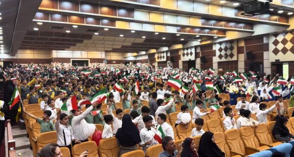 فریادهای همدلی و امید در بوشهر؛ دانش‌آموزان در تالار لیان یاد ۱۳ آبان را جاودانه کردند