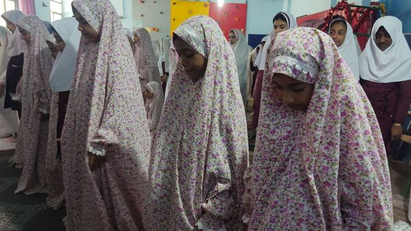 برگزاری نماز جماعت در دبستان مولوی فین