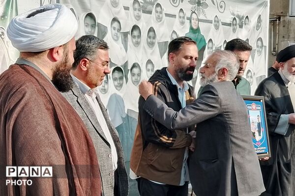 مراسم یادبود آموزگار دبستان نیلوفر رفیعی ناحیه دو شهرری با حضور پیشتازان سازمان دانش‌آموزی 