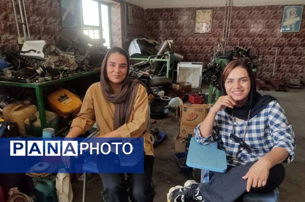 بانوان حاجی‌آباد در کارگاه تعمیرات ماشین