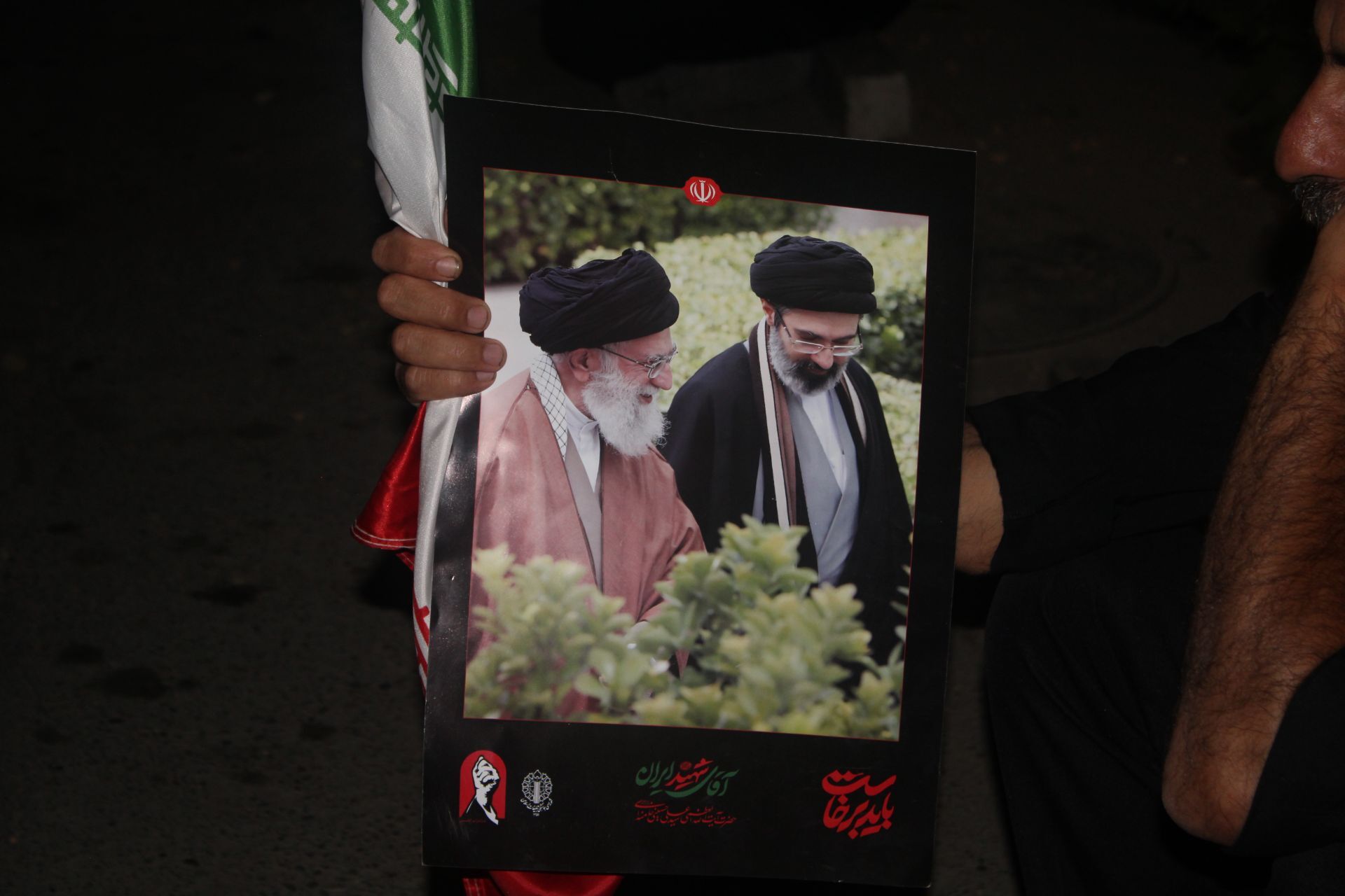 نگاهی به سیمای نورانی رهبر شهید در دست مردم