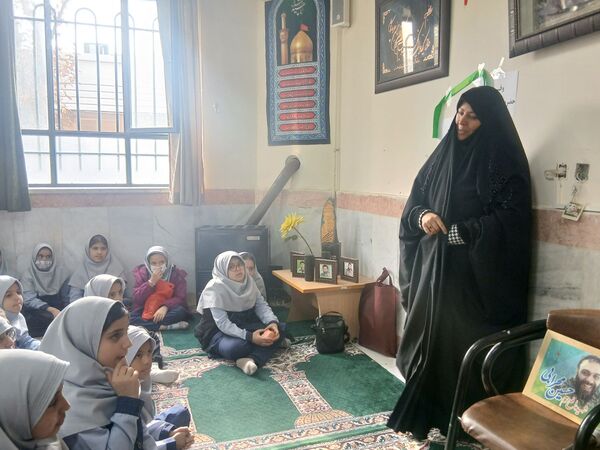 روایتگری زندگی  شهدا از زبان خواهر شهید محرابی دبستان میثاق ناحیه سه