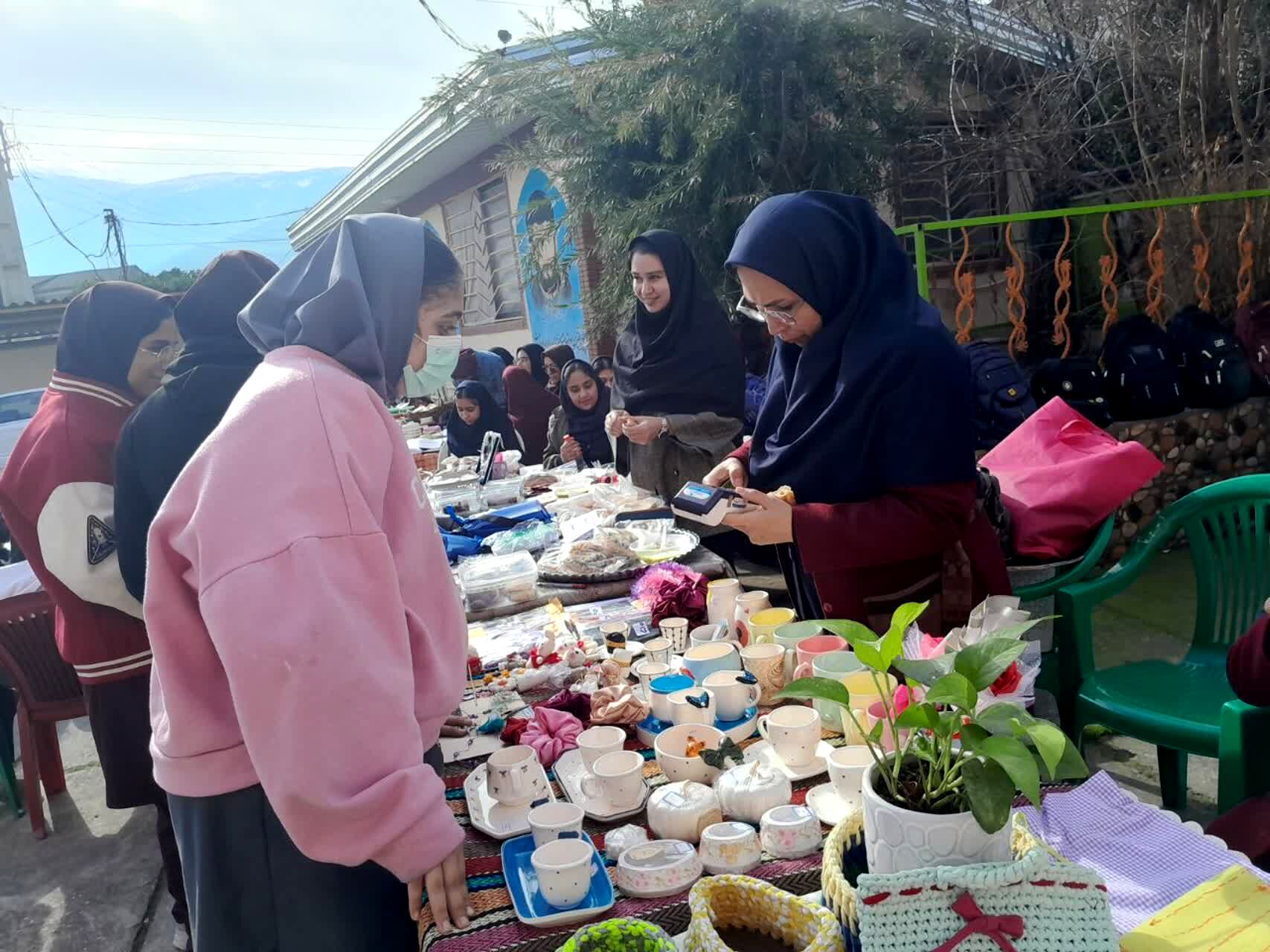برپایی بازارچه کار و دانش‌آموزی در مدرسه شاهد شهرستان کردکوی