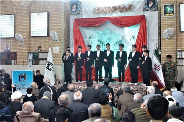 استقبال نوجوانان از غرفه‌های یادواره شهدای مسجد جامع قم