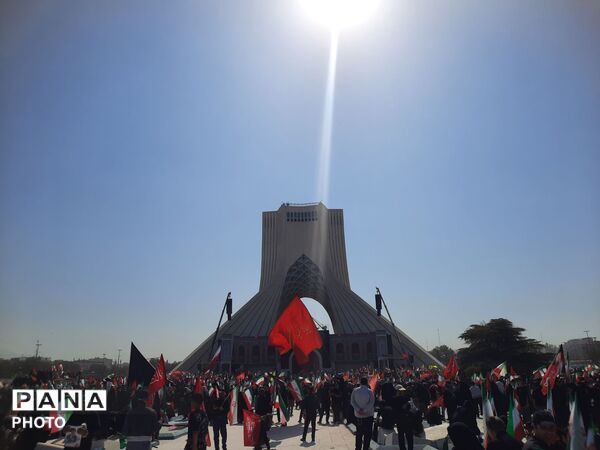 وداع باشکوه ملت با رهبر انقلاب و تشییع پیکر پاک و مطهر ایشان
