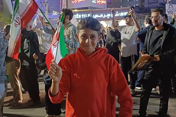 خوشحالی مردم ورامین از پاسخ موشکی ایران به رژیم صهیونسیتی 