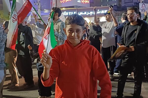 خوشحالی مردم ورامین از پاسخ موشکی ایران به رژیم صهیونسیتی 