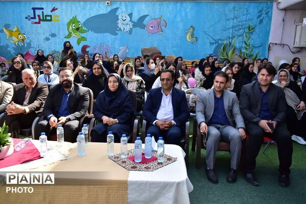 آیین نواختن زنگ غنچه‌ها در دبستان غیردولتی عطرک