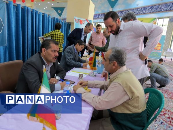 برپایی میز خدمت اداره‌کل آموزش پرورش استان در مصلی بجنورد 