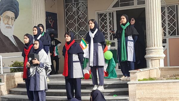 حضور حماسی دانش‌آموزان «شهدای فرهنگی ۲» در جشن سالگرد پیروزی انقلاب اسلامی  