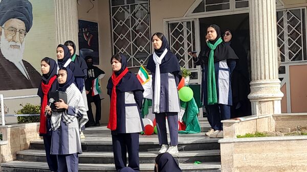 حضور حماسی دانش‌آموزان «شهدای فرهنگی ۲» در جشن سالگرد پیروزی انقلاب اسلامی  