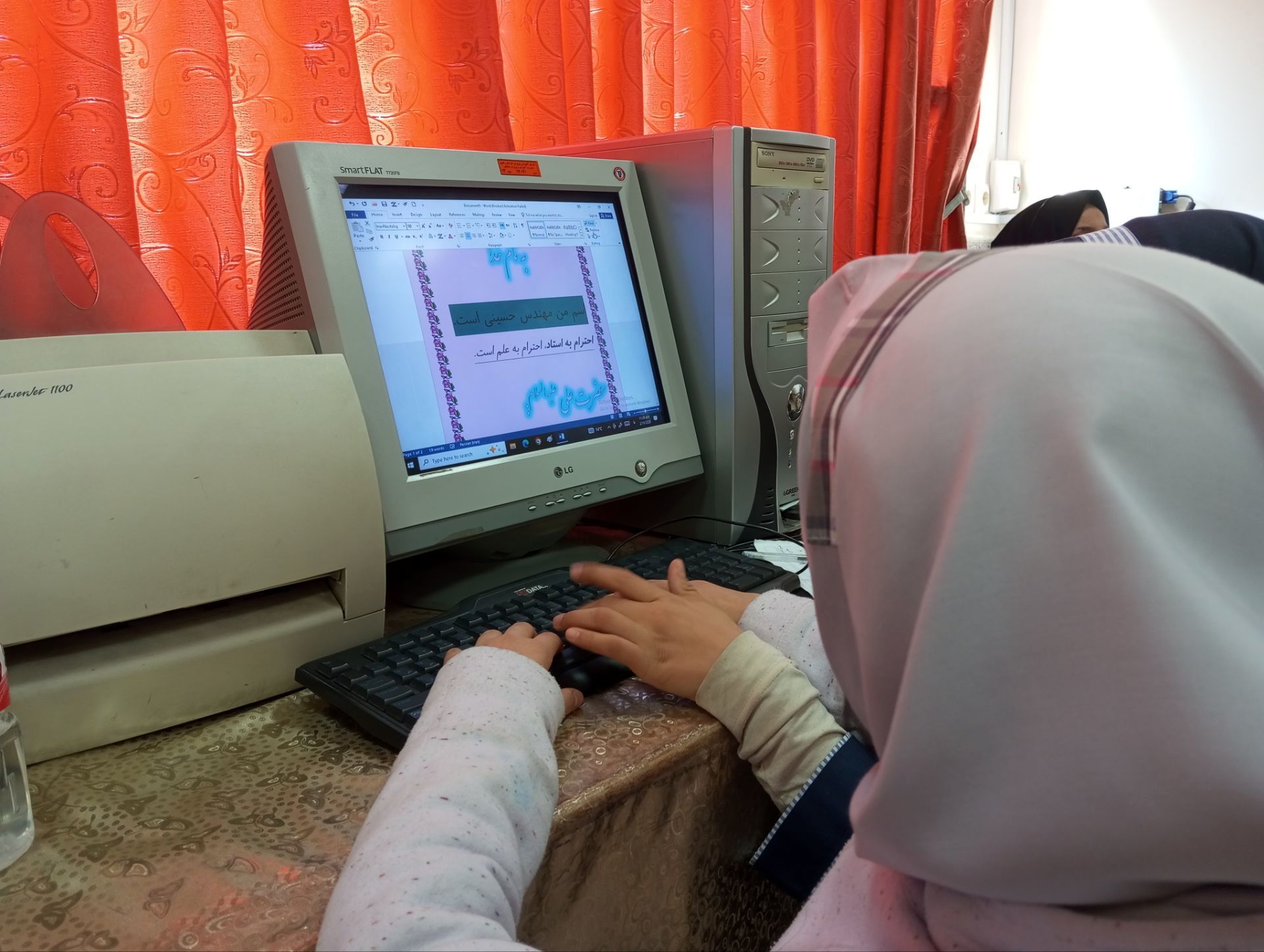 کلاس کامپیوتر ویژه دانش آموزان مدرسه ناهید نخودی 