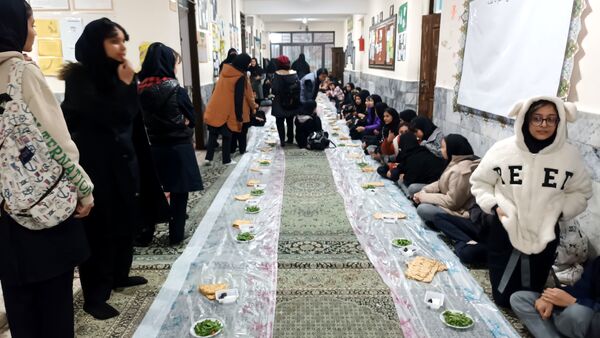 برپایی سفره افطاری در دبیرستان عطیه ناحیه هفت 