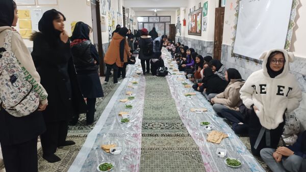 برپایی سفره افطاری در دبیرستان عطیه ناحیه هفت 