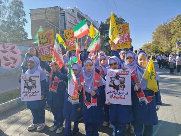 راهپیمایی 13 آبان با حضور حداکثری دانش آموزان در شهرستان نیشابور 