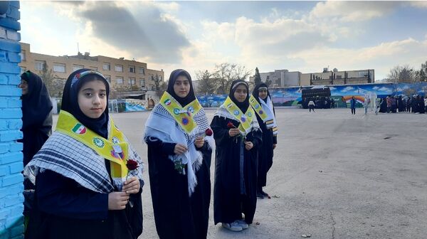 وداع دانش‌آموزان دبیرستان فرهنگیان ناحیه ۷ با شهید گمنام 