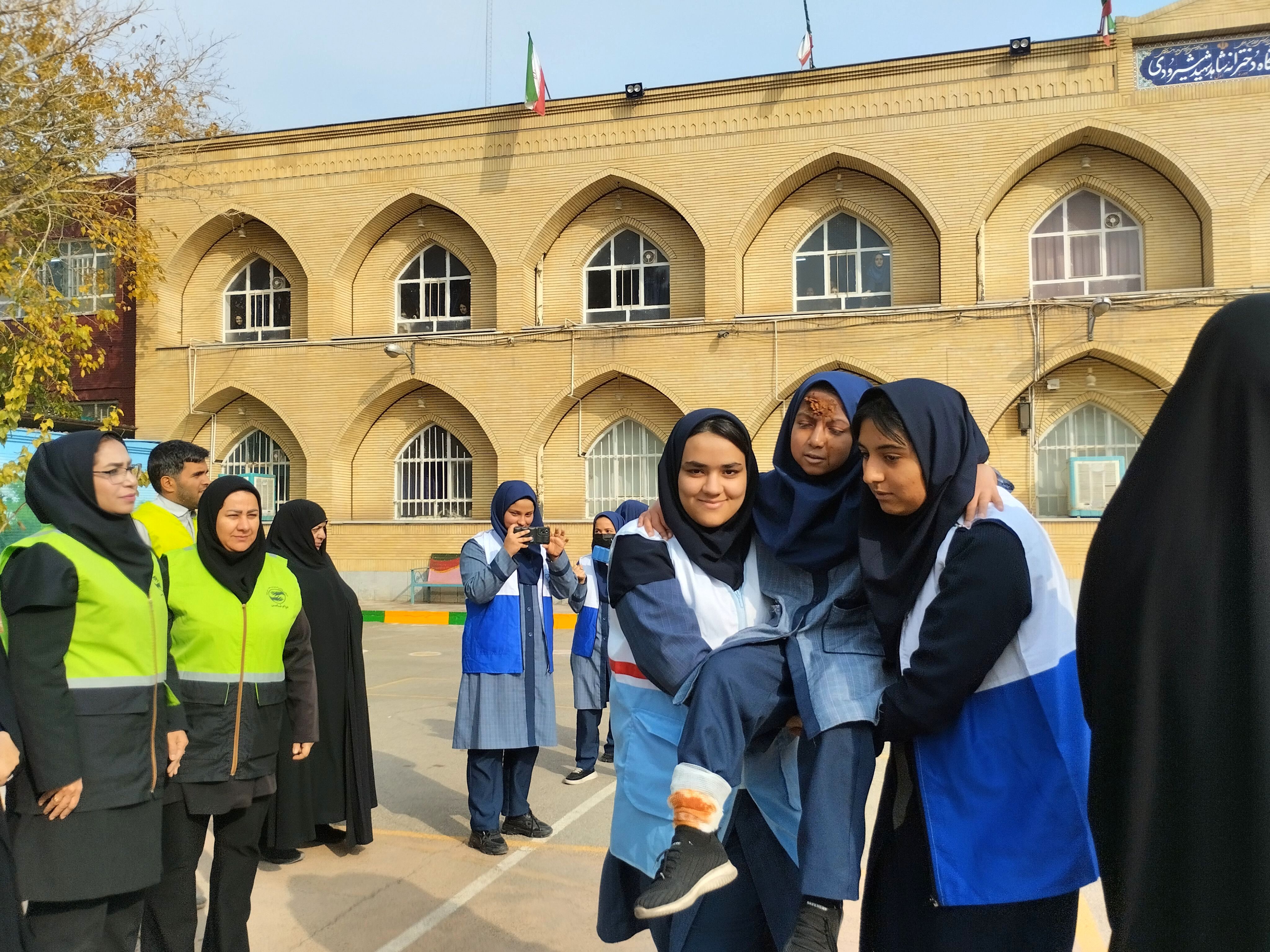 اجرای مانور سراسری زلزله در دبیرستان شاهد شیرودی