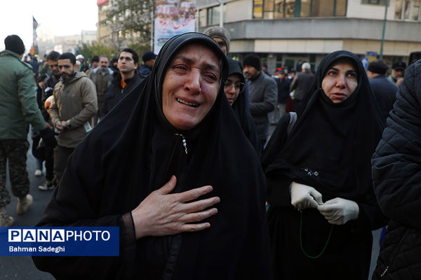 تشییع پیکرهای ۱۰۰ شهید گمنام از مقابل دانشگاه تهران