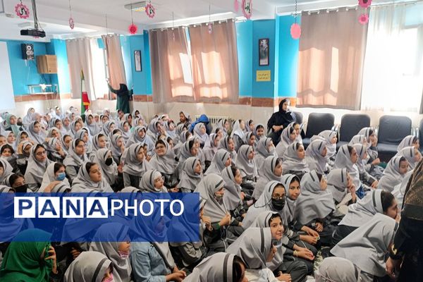 حضور دانش‌آموزان مدارس ناحیه دو شهرری در جشن ولادت حضرت فاطمه (س)