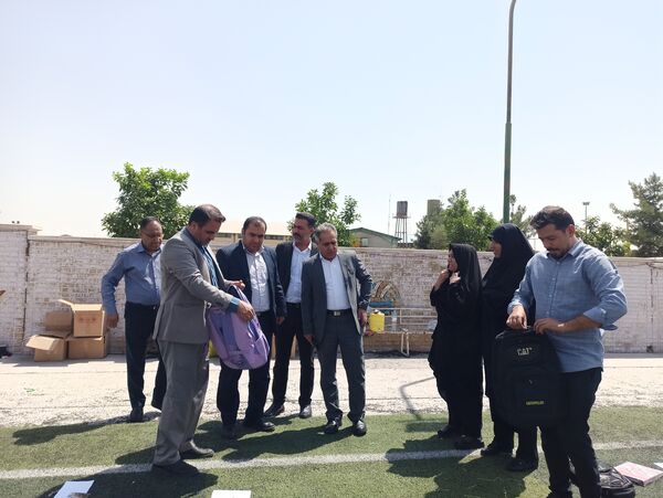 توزیع ٥٠٠ بسته کیف و لوازم التحریر میان دانش‌آموزان نیازمند در آموزش و پرورش ناحیه 3 شیراز