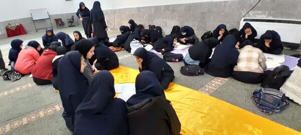 نقاشی همگانی در آخرین روز های سال 1403 در دبیرستان دخترانه معلم