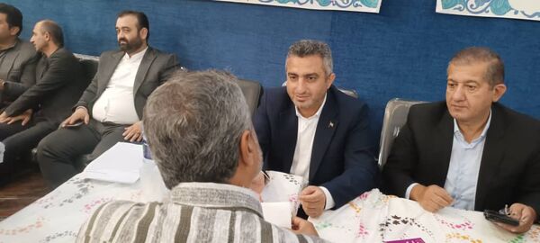 برپایی میز خدمت ادارات در مصلای نماز جمعه شهرستان محمودآباد