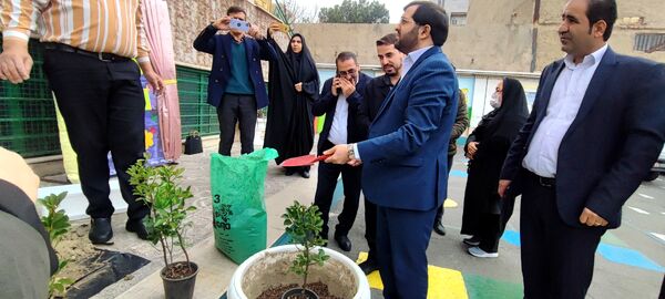 دانش‌آموزان و مسئولین شهرستان ملارد، در روز درختکاری جوانه‌های امید را به زمین هدیه دادند