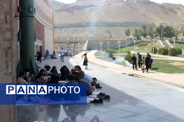 حضور گردشگران روز طبیعت در محوطه باغ‌موزه دفاع مقدس قم