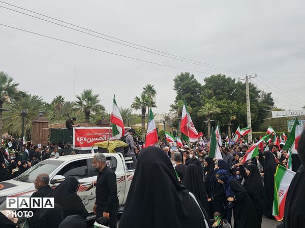 وداع باشکوه بندرعباس با دریابان شهید علیرضا تنگسیری؛ پیکر فرزند دریا بر دستان مردم تشییع شد
