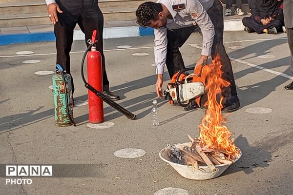 آموزش پدافند غیرعامل با حضور آتش‌نشانان در دبیرستان مهرآفرین