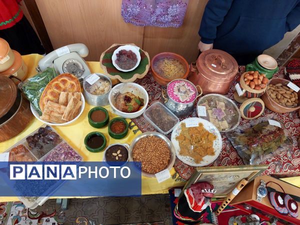 جشنواره غذا به‌مناسبت دهه فجر در دبیرستان معراج 