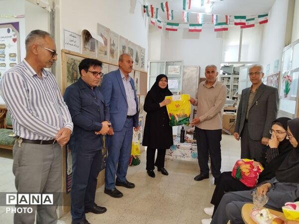 تجلیل از کادر مدرسه خدیجه کبری(س) در هفته معلم