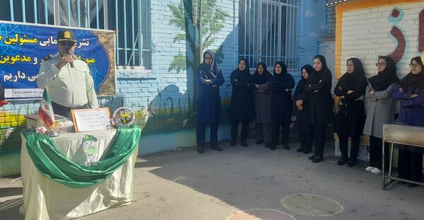 بازدید سبزپوشان نیروی انتظامی با دانش‌آموزان مدرسه ربابه هاشمیان یزدی