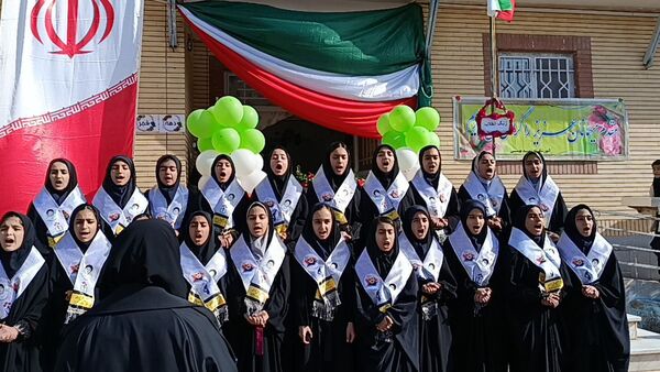 آوای وفاداری نسل جدید؛ سرود دانش‌آموزان شهید بهمنی خلیل آباد در دهه فجر