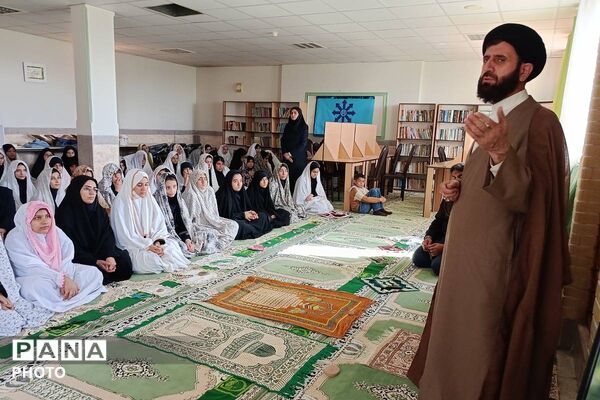 اقامه نماز جماعت و تجلیل از دانش آموزان برتر کنگره قرآنی سمپاد در دبیرستان فرزانگان قرچک