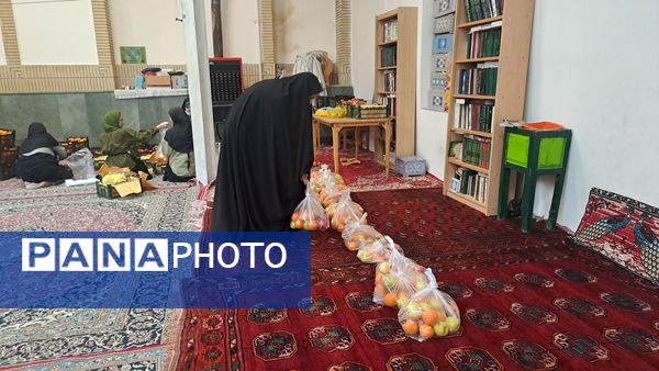 توزیع ۱۳۰ بسته یلدایی به همت خیران و معتمدان شهر بین نیازمندان