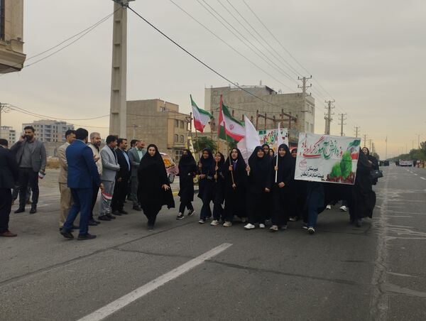 حضور دانش‌آموزان ملاردی در راهپیمایی روز سیزده آبان 