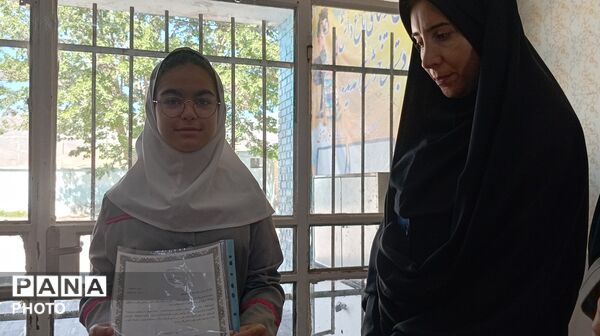 مراسم تجلیل از دانش‌ آموزان و ستاد استقبال آموزش و پرورش بروجرد
