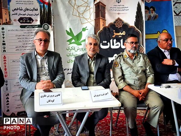 برپایی میز ارتباطات مردمی مسئولان کاشمر در هفته دولت